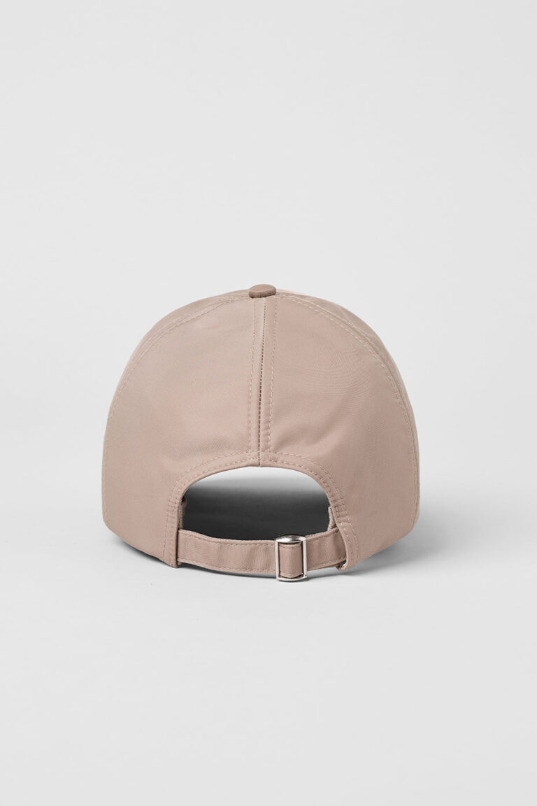 Кепка Alo Yoga Satin Off-Duty Cap «Taupe Satin» Унисекс