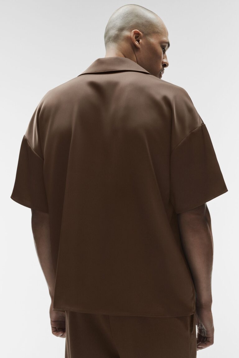 Рубашка Alo Yoga Satin Horizon Short Sleeve Button Up «Espresso» Мужская