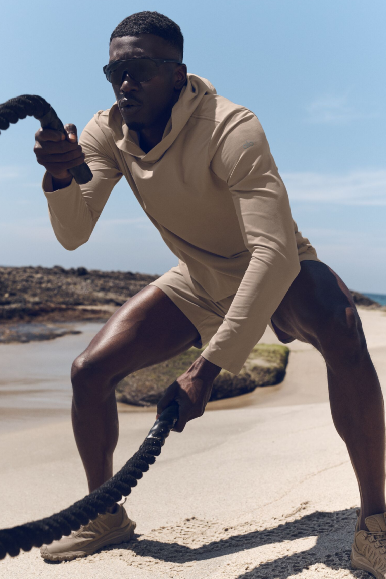 Лонгслив Alo Yoga Conquer Reform Long Sleeve With Hood «Gravel» Мужская