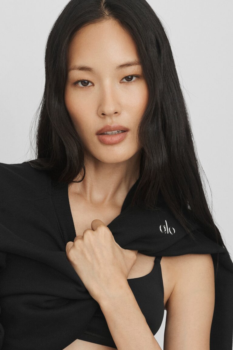Свитшот Alo Yoga Accolade Crew Neck Pullover «Black» Унисекс