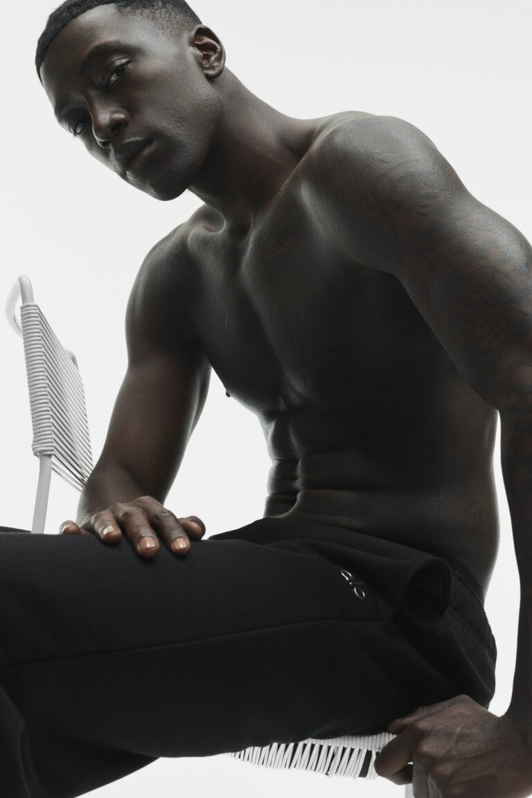 Брюки Alo Yoga Accolade Straight Leg Sweatpant «Black» Унисекс