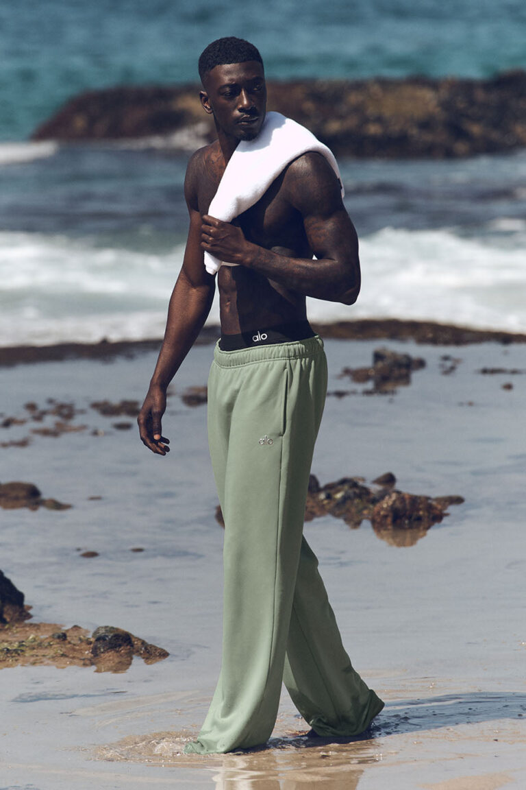 Брюки Alo Yoga Accolade Straight Leg Sweatpant «Dune Grass» Унисекс