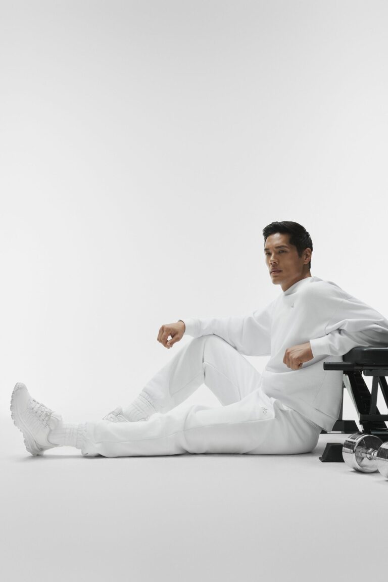 Брюки Alo Yoga Accolade Sweatpant «White» Унисекс