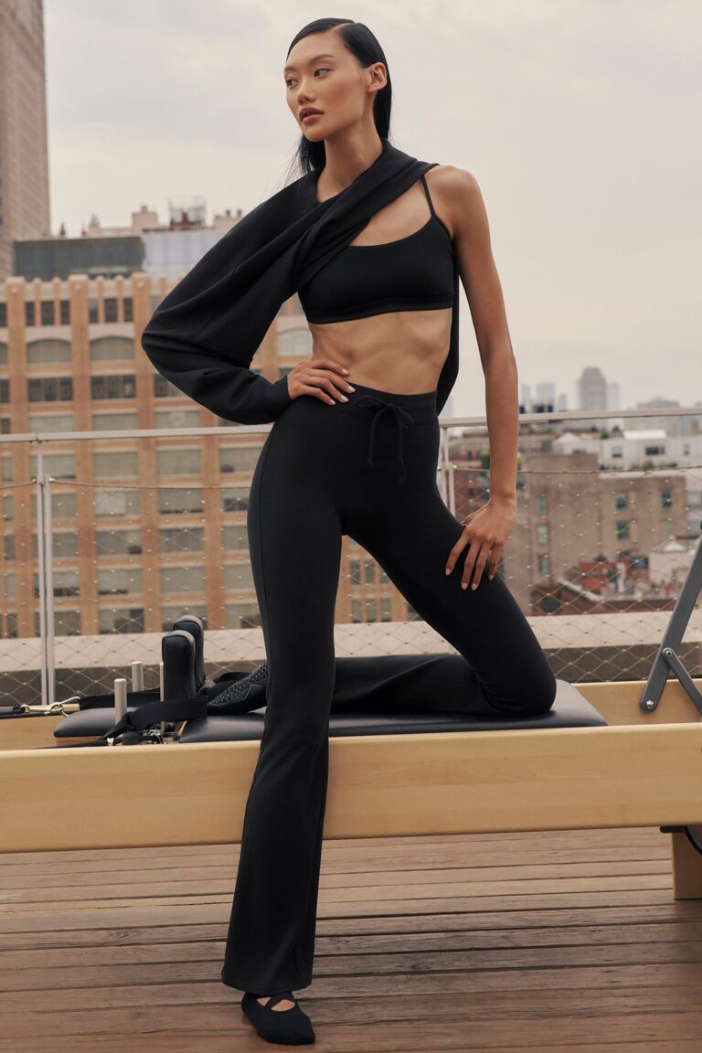 Брюки Alo Yoga Sway Bootcut Sweatpant «Black» Женская