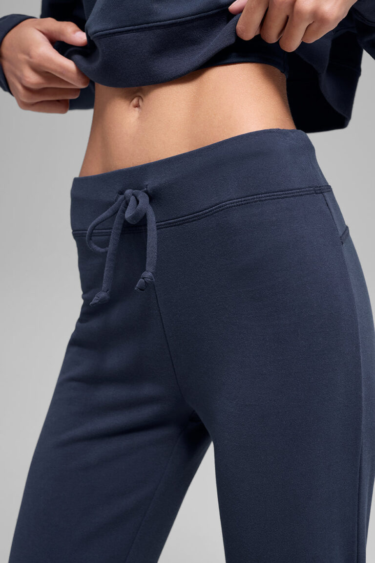 Брюки Alo Yoga Sway Bootcut Sweatpant «Navy» Женская