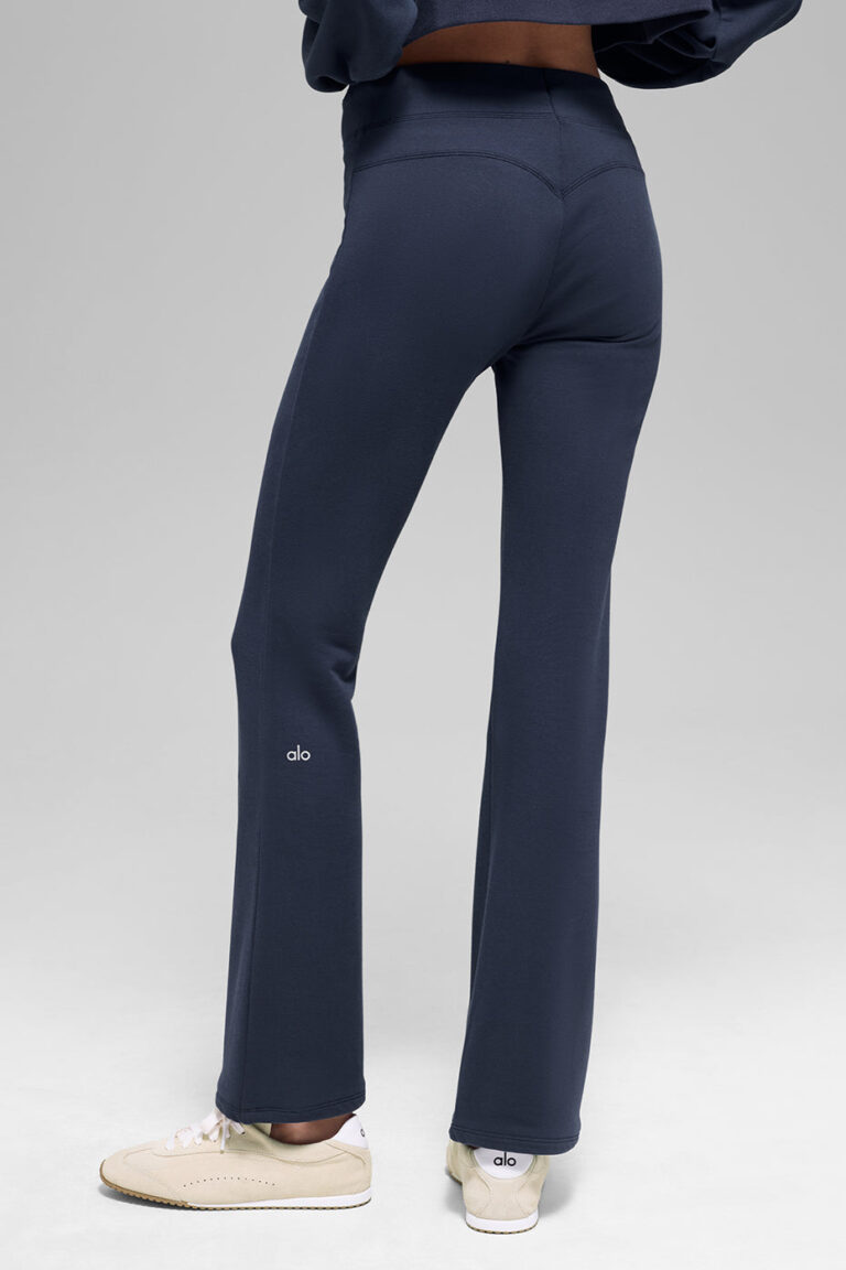 Брюки Alo Yoga Sway Bootcut Sweatpant «Navy» Женская