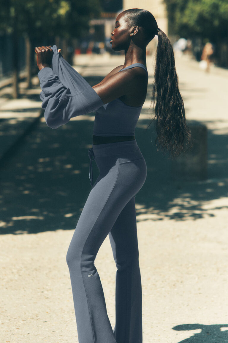 Брюки Alo Yoga Sway Bootcut Sweatpant «Bluestone» Женская
