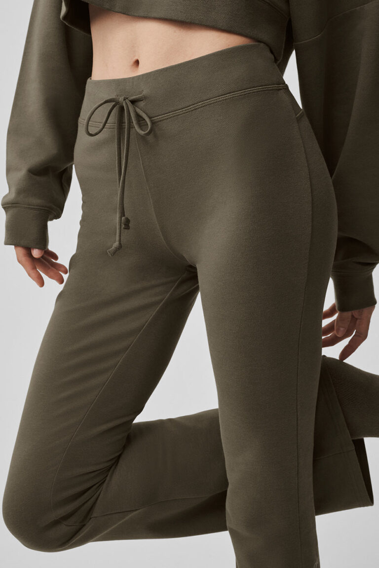 Брюки Alo Yoga Sway Bootcut Sweatpant «Olive Tree» Женская
