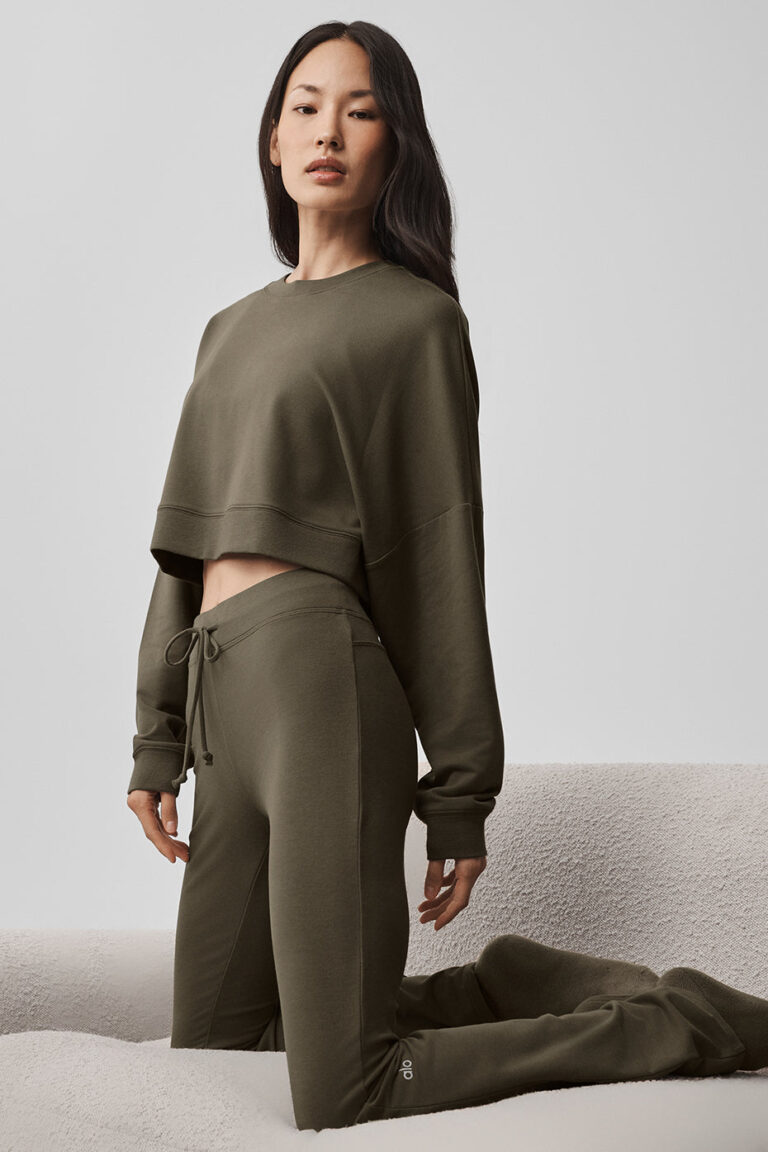 Брюки Alo Yoga Sway Bootcut Sweatpant «Olive Tree» Женская