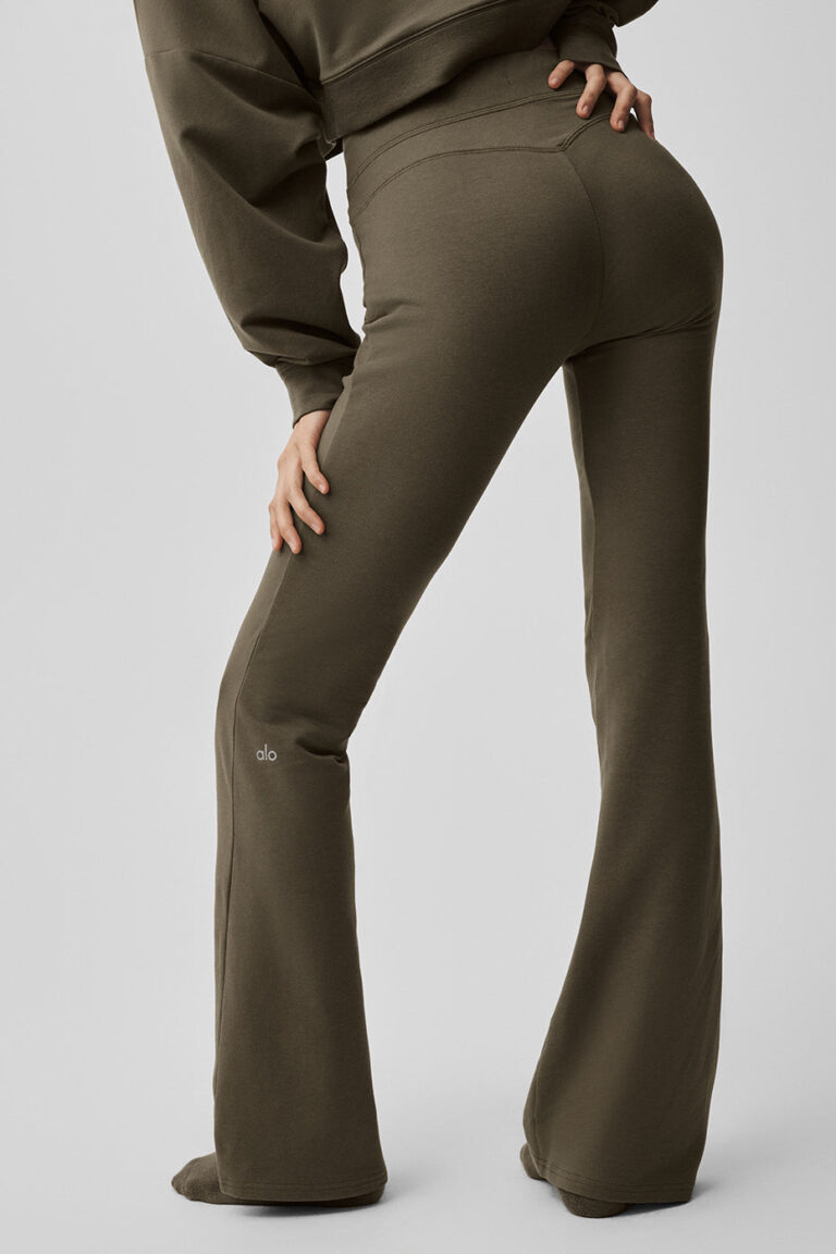 Брюки Alo Yoga Sway Bootcut Sweatpant «Olive Tree» Женская