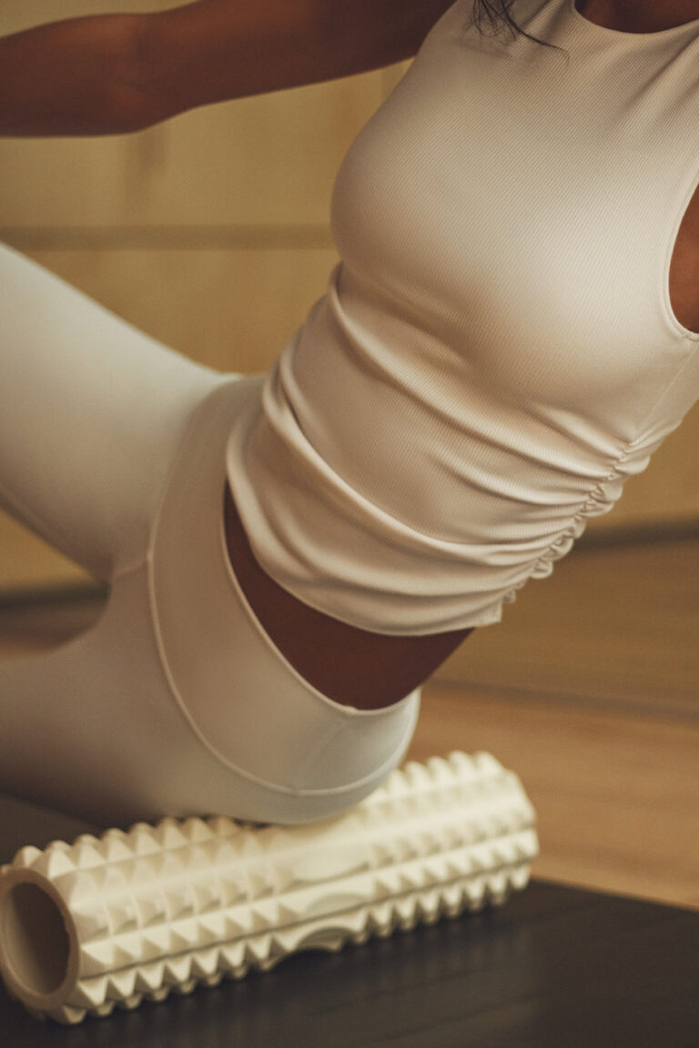 Майка Alo Yoga Ribbed En Pointe Tank «Ivory» Женская