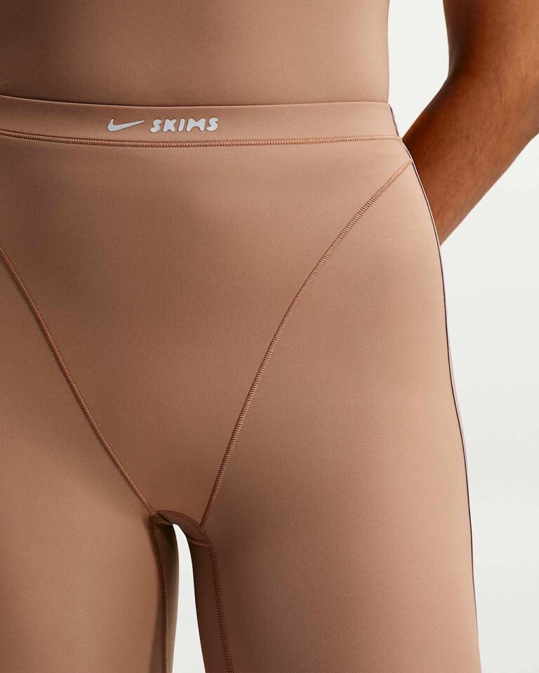 Леггинсы NikeSKIMS Weightless High-Waisted V-Panel Leggings «Carob Brown» Женская