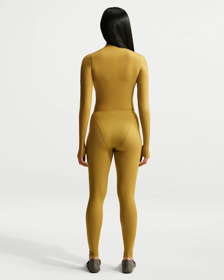 Леггинсы NikeSKIMS Weightless High-Waisted V-Panel Leggings «Ochre» Женская