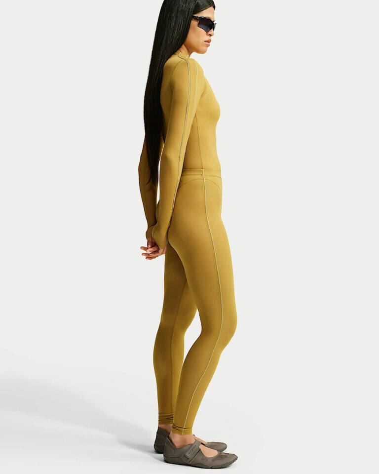 Леггинсы NikeSKIMS Weightless High-Waisted V-Panel Leggings «Ochre» Женская