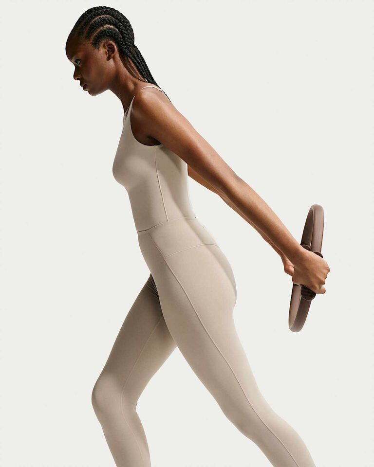 Майка NikeSKIMS Studio Stretch Plunge Tank «Linen» Женская