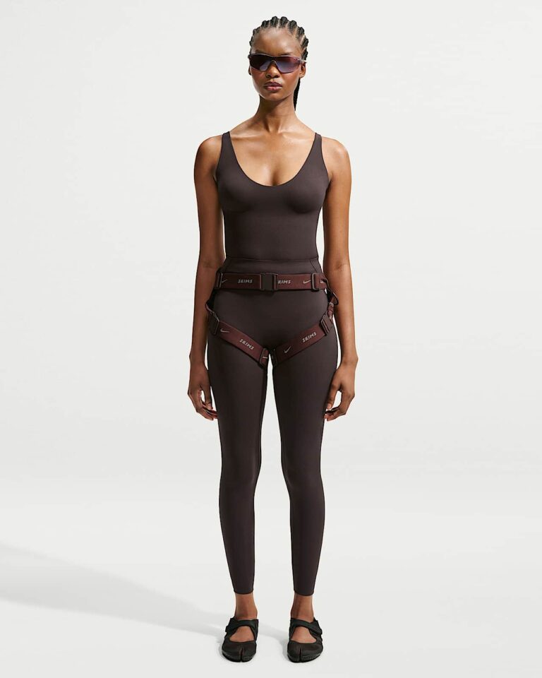 Майка NikeSKIMS Studio Stretch Plunge Tank «Dark Roast» Женская