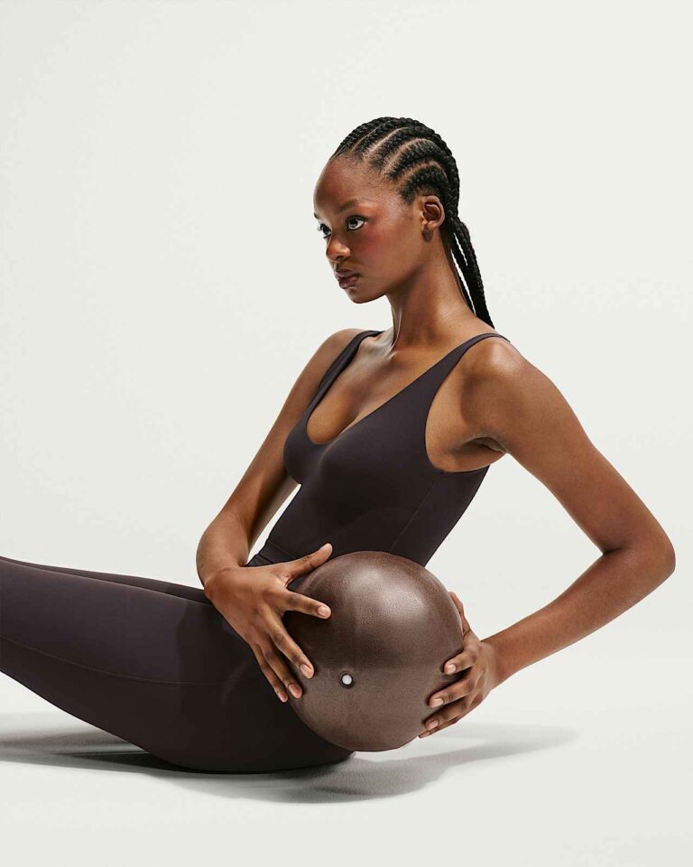 Майка NikeSKIMS Studio Stretch Plunge Tank «Dark Roast» Женская