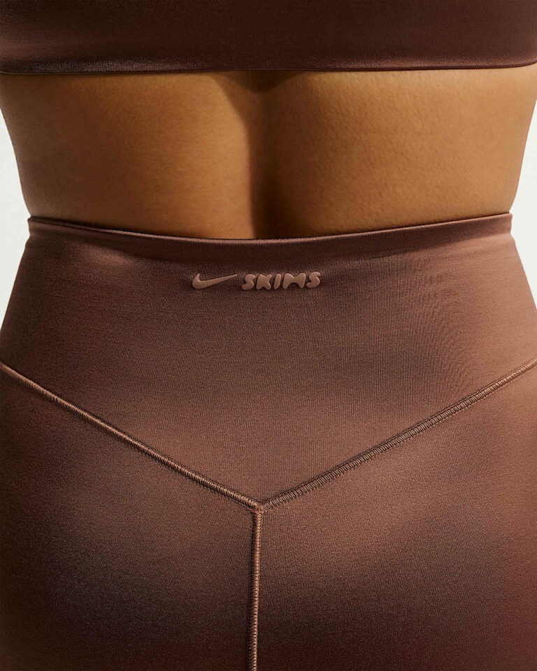 Леггинсы NikeSKIMS Satin Shine High-Waisted Bonded 29″ Leggings «Carob Brown» Женская