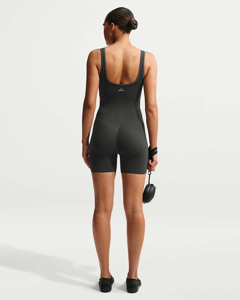 Боди NikeSKIMS Ribbed Seamless Scoop-Neck 5″ Bodysuit «Obsidian/Armor» Женская