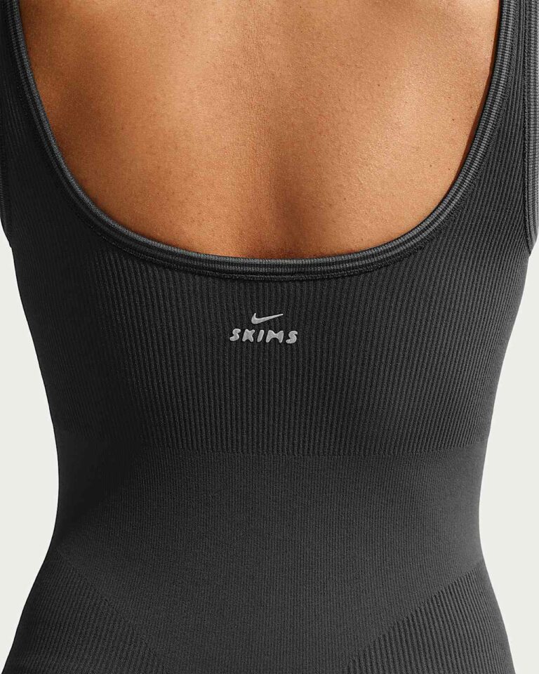 Боди NikeSKIMS Ribbed Seamless Scoop-Neck 5″ Bodysuit «Obsidian/Armor» Женская