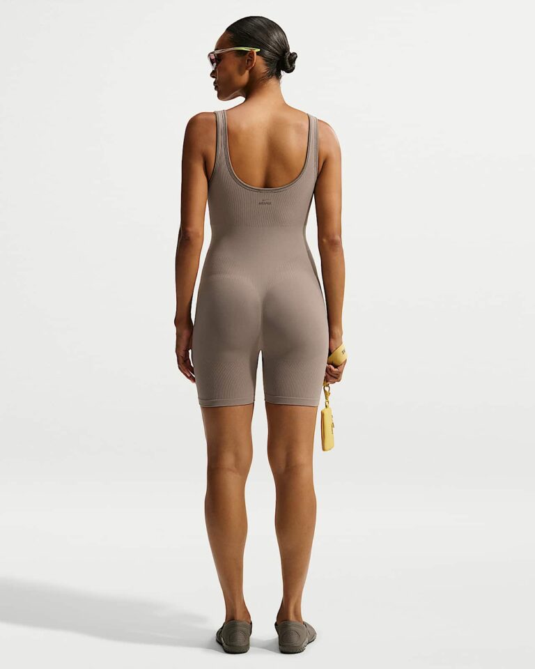 Боди NikeSKIMS Ribbed Seamless Scoop-Neck 5″ Bodysuit «Driftwood» Женская