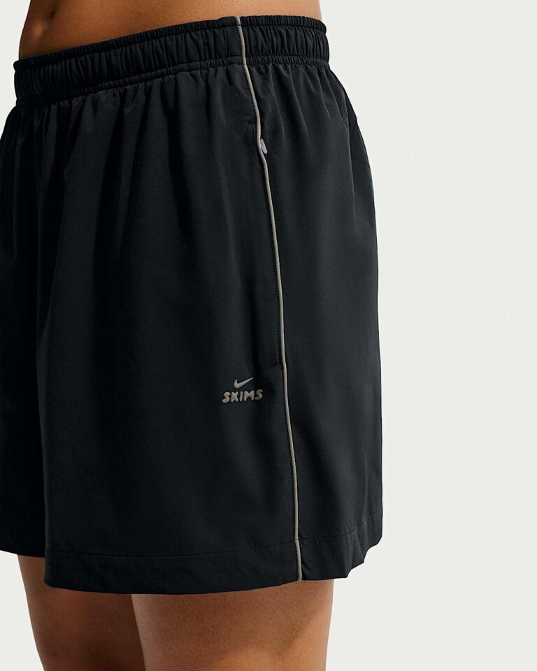 Шорты NikeSKIMS Stretch Nylon 5″ Track Shorts «Obsidian/Olive Grey» Женская