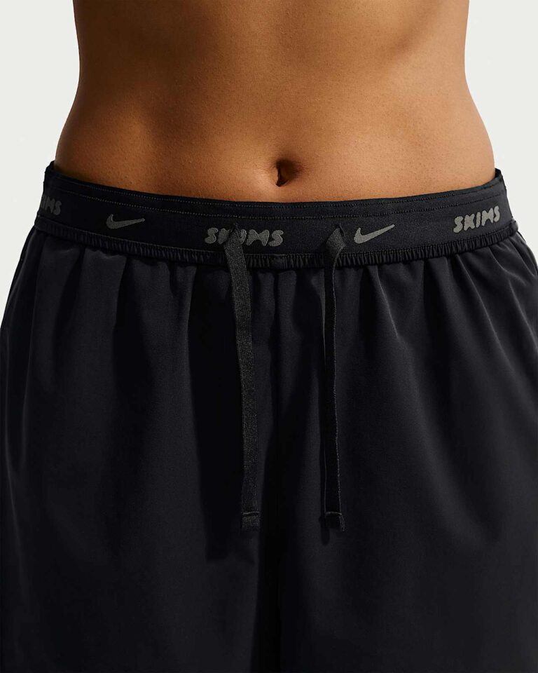 Шорты NikeSKIMS Stretch Nylon 5″ Track Shorts «Obsidian/Olive Grey» Женская