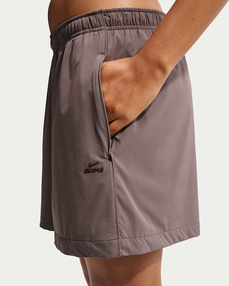 Шорты NikeSKIMS Stretch Nylon 5″ Track Shorts «Resin» Женская