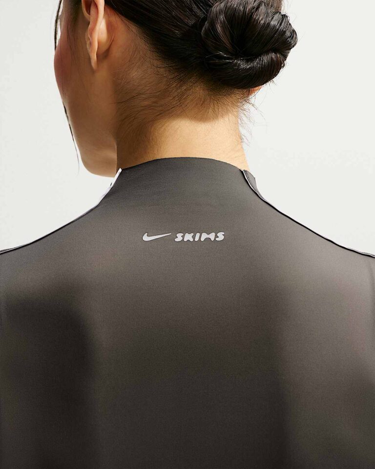 Футболка NikeSKIMS Weightless Short-Sleeve T-Shirt «Boulder» Женская