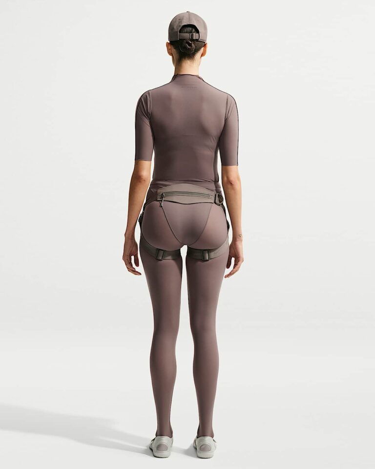 Футболка NikeSKIMS Weightless Short-Sleeve T-Shirt «Resin» Женская