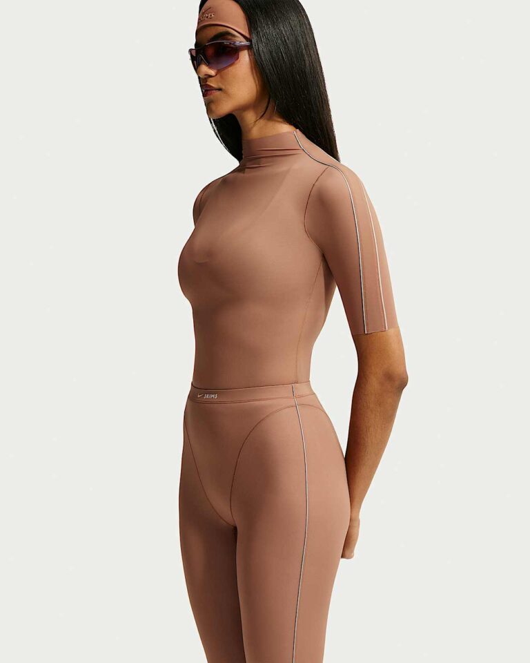 Футболка NikeSKIMS Weightless Short-Sleeve T-Shirt «Carob Brown» Женская