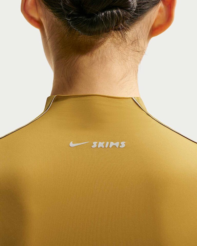 Футболка NikeSKIMS Weightless Short-Sleeve T-Shirt «Ochre» Женская