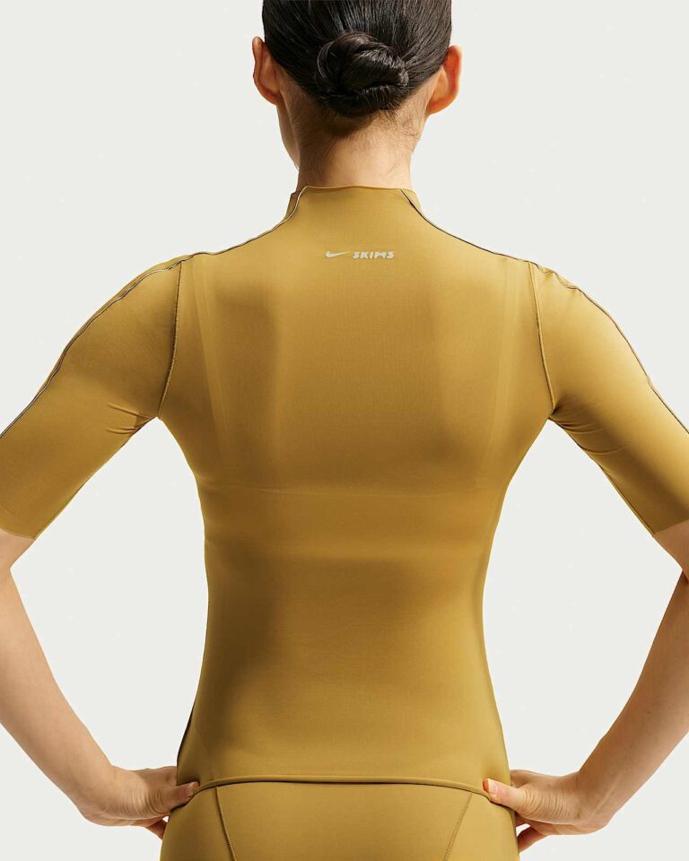 Футболка NikeSKIMS Weightless Short-Sleeve T-Shirt «Ochre» Женская