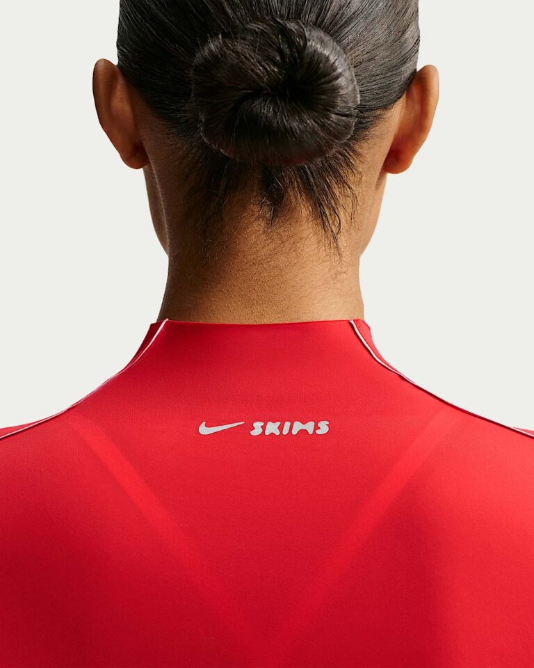 Футболка NikeSKIMS Weightless Short-Sleeve T-Shirt «University Red» Женская