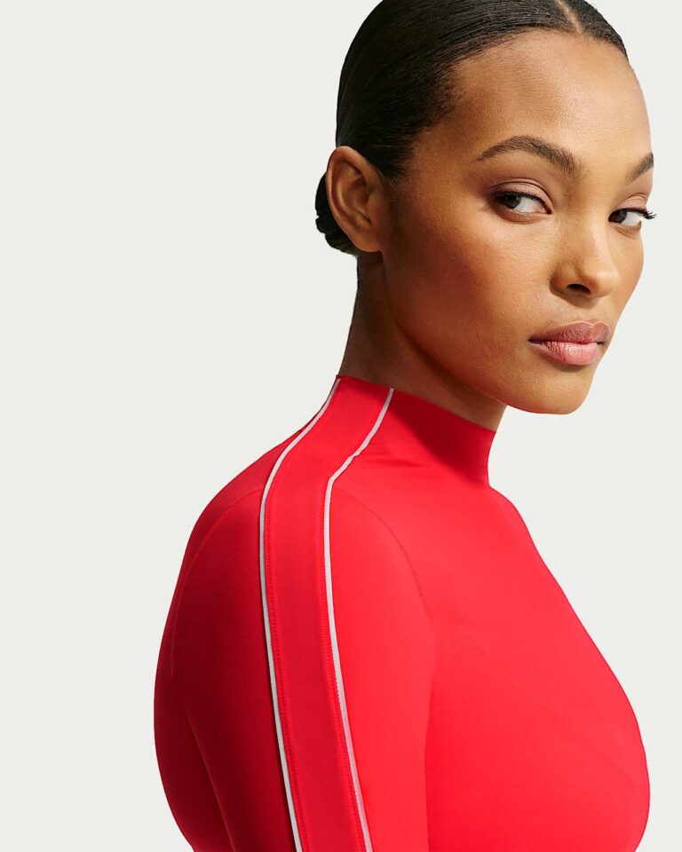 Футболка NikeSKIMS Weightless Short-Sleeve T-Shirt «University Red» Женская