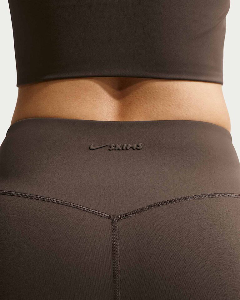 Леггинсы NikeSKIMS Matte High-Waisted Slim Flared Leggings «Dark Sepia» Женская