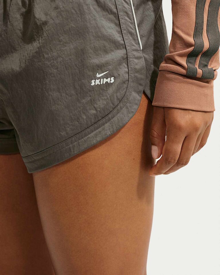 Шорты NikeSKIMS Crunchy Nylon 2.5″ Shorts «Boulder/Ecru» Женская
