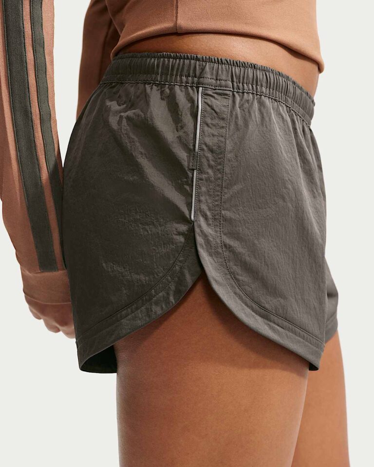 Шорты NikeSKIMS Crunchy Nylon 2.5″ Shorts «Boulder/Ecru» Женская