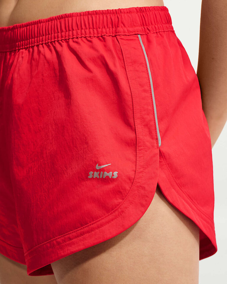 Шорты NikeSKIMS Crunchy Nylon 2.5″ Shorts «University Red/Ecru» Женская