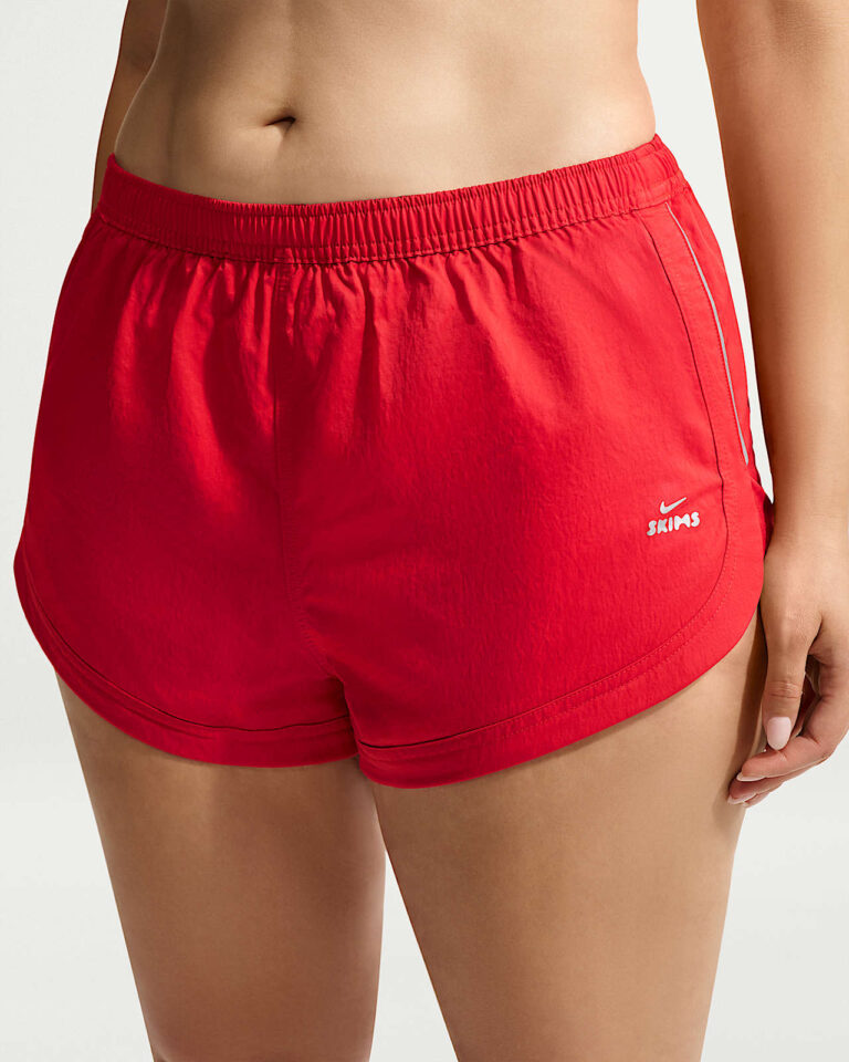 Шорты NikeSKIMS Crunchy Nylon 2.5″ Shorts «University Red/Ecru» Женская