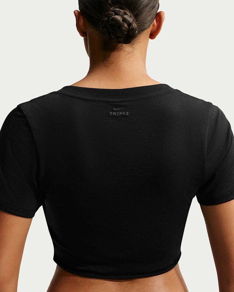 Футболка NikeSKIMS Performance Cotton Blend V-Neck Cropped Twist Short-Sleeve Top «Obsidian» Женская