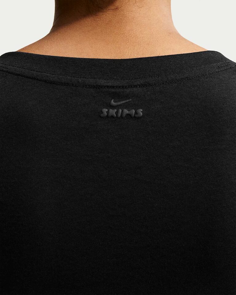 Футболка NikeSKIMS Performance Cotton Blend V-Neck Cropped Twist Short-Sleeve Top «Obsidian» Женская