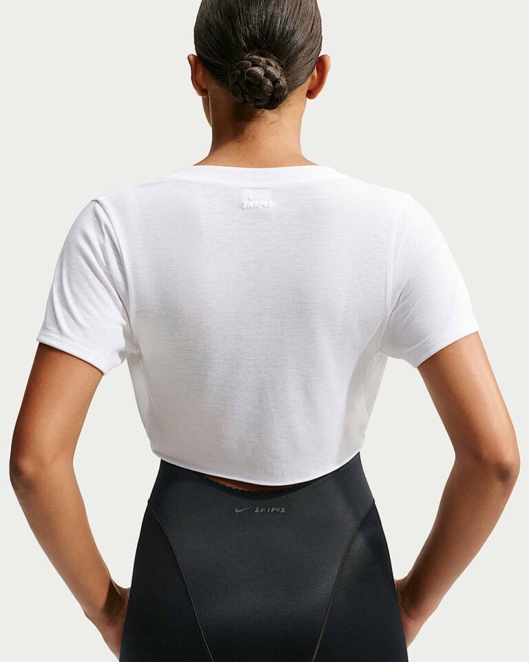 Футболка NikeSKIMS Performance Cotton Blend V-Neck Cropped Twist Short-Sleeve Top «Snow» Женская