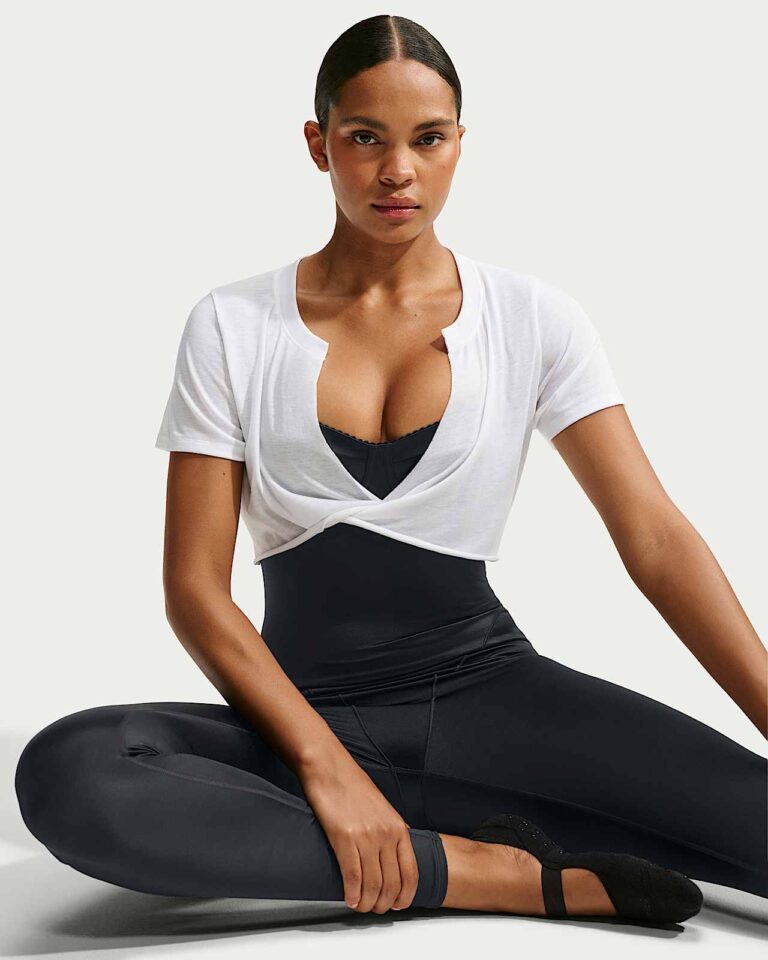 Футболка NikeSKIMS Performance Cotton Blend V-Neck Cropped Twist Short-Sleeve Top «Snow» Женская