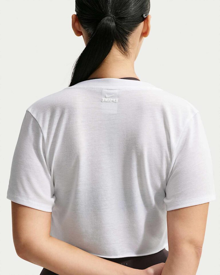 Футболка NikeSKIMS Performance Cotton Blend V-Neck Cropped Twist Short-Sleeve Top «Snow» Женская