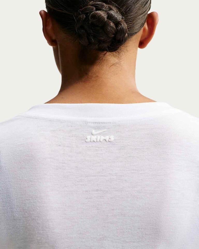 Футболка NikeSKIMS Performance Cotton Blend V-Neck Cropped Twist Short-Sleeve Top «Snow» Женская