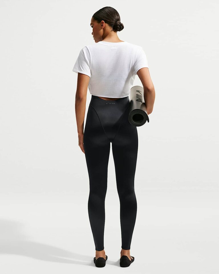 Футболка NikeSKIMS Performance Cotton Blend V-Neck Cropped Twist Short-Sleeve Top «Snow» Женская