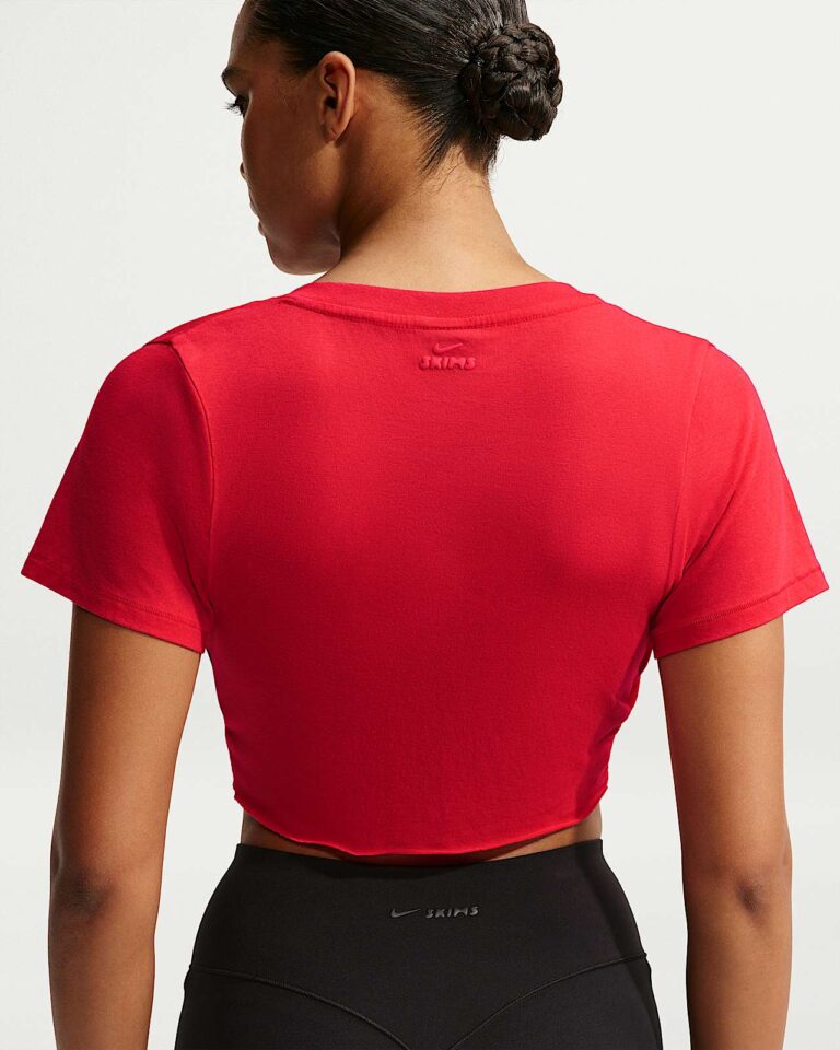 Футболка NikeSKIMS Performance Cotton Blend V-Neck Cropped Twist Short-Sleeve Top «University Red» Женская