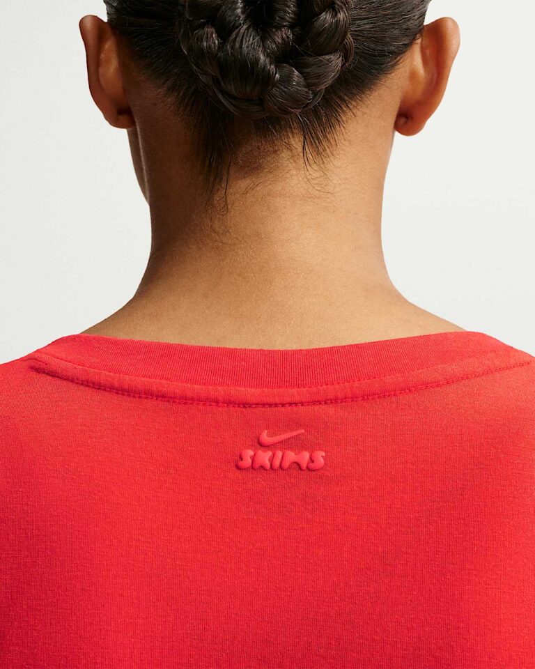 Футболка NikeSKIMS Performance Cotton Blend V-Neck Cropped Twist Short-Sleeve Top «University Red» Женская
