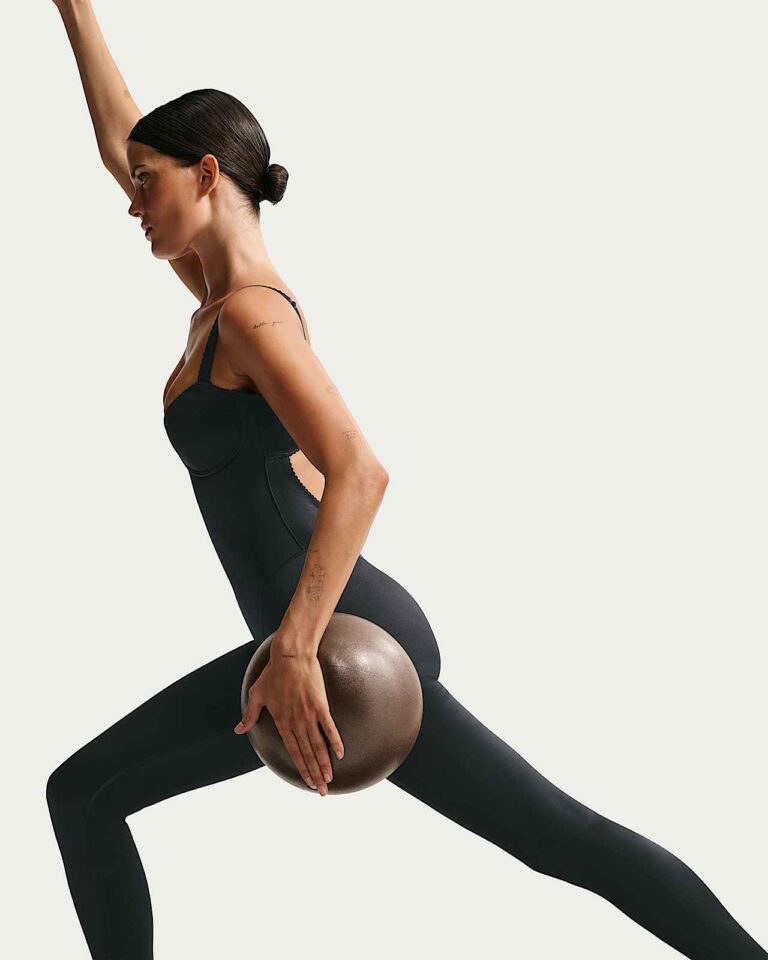 Боди NikeSKIMS Satin Shine Picot Bodysuit «Obsidian» Женская
